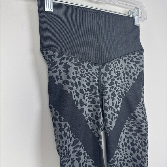 GOOD AMERICAN | Black Gray Leopard Print Active Leggings Women’s Size 0/1 XS/S - Picture 3 of 11